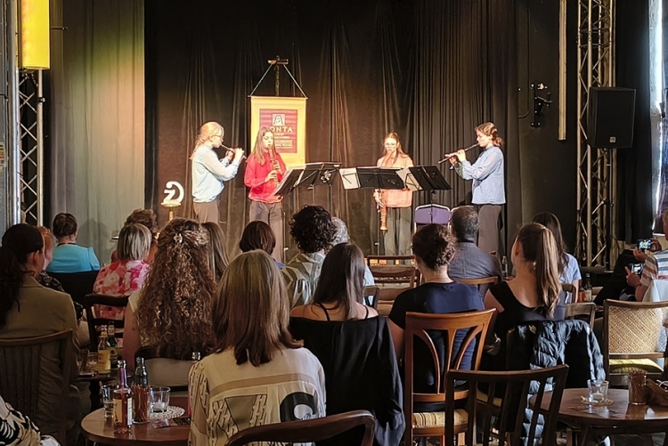 Das „Quartett con Bravura“ untermalte die Preisverleihung im Das KULT mit Flötenmusik.