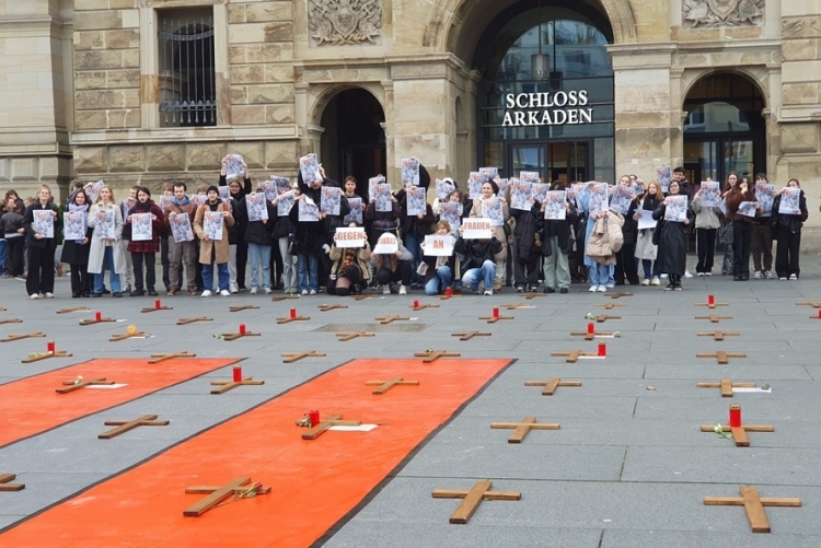 Holzkreuz-Aktion für getötete Frauen am 25. November in Braunschweig