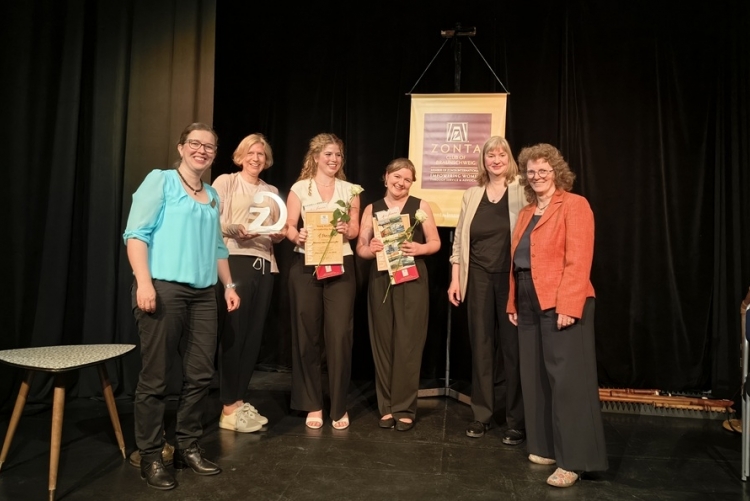 Gruppenbild mit Preisträgerinnen (v.l.n.r.): Dr. Bianca Schuchardt (Präsidentin ZONTA Braunschweig), Britta Meyerhoff vom Martino-Katharineum, Preisträgerinnen Johanna Rauschenfels und Josefine Dirwehlis,  Zontians Dr. Inga Niehaus und Uta Hirschler