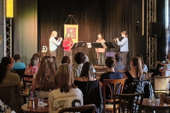 Das „Quartett con Bravura“ untermalte die Preisverleihung im Das KULT mit Flötenmusik.