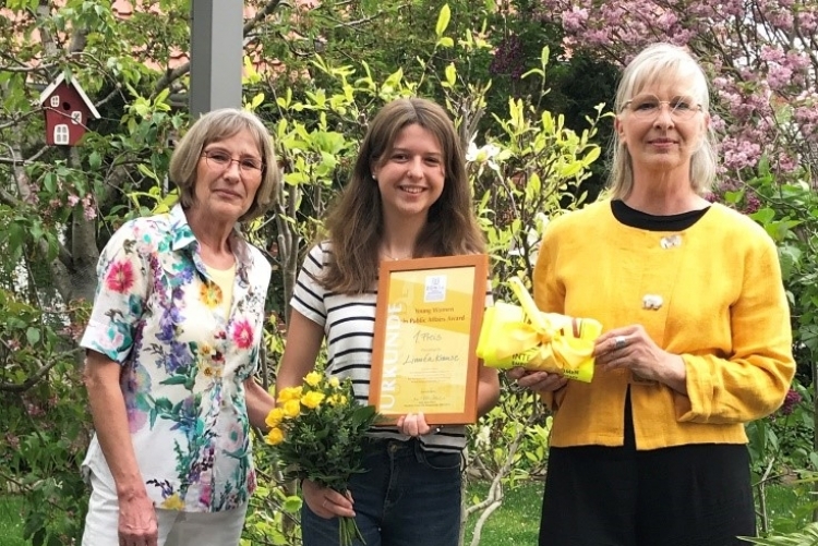 Preisträgerin Linnéa Krause (Mitte) erhält ihre YWPA-Urkunde von den Zontians Katrin Epding (links) und Anja Fass  (rechts)