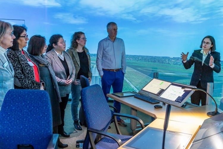 Preisträgerin Dr. Isabel Carole Metz (rechts) erläutert im Towersimulator des DLR-Instituts für Flugführung ihre Forschungsarbeit. //Foto: Michael Drews, DLR