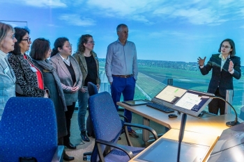 Preisträgerin Dr. Isabel Carole Metz (rechts) erläutert im Towersimulator des DLR-Instituts für Flugführung ihre Forschungsarbeit. //Foto: Michael Drews, DLR